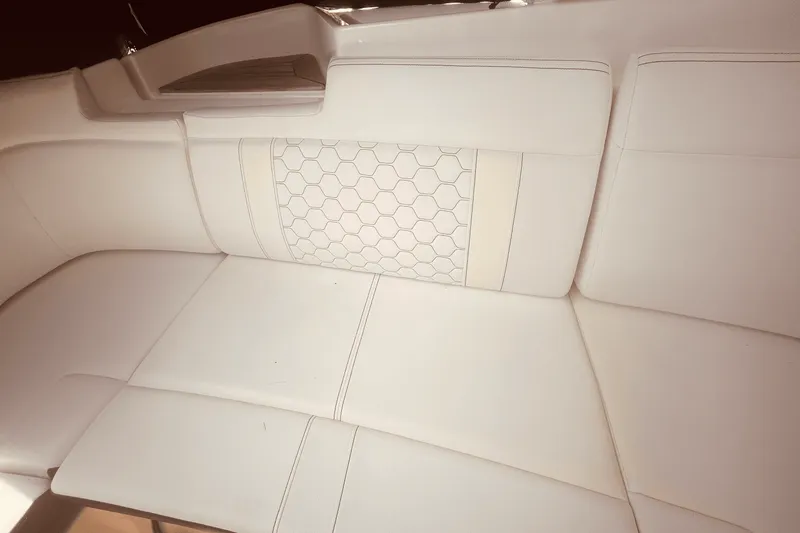 Slide: The Image of Sea Ray 350 SUNDANCER COUPE 2021 - 62