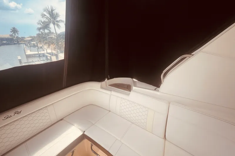 Slide: The Image of Sea Ray 350 SUNDANCER COUPE 2021 - 63