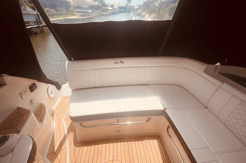 Slide: The Image of Sea Ray 350 SUNDANCER COUPE 2021 - 64