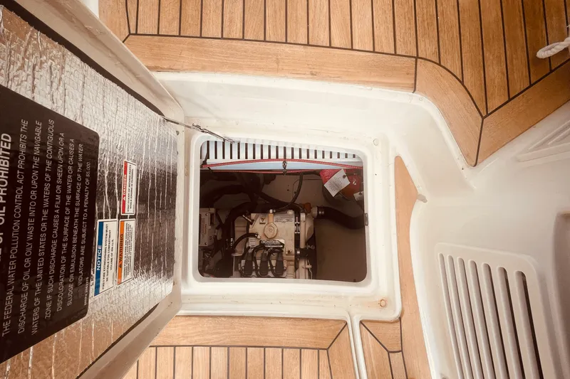 Slide: The Image of Sea Ray 350 SUNDANCER COUPE 2021 - 66