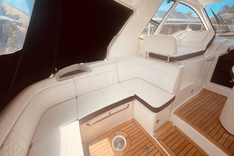 Slide: The Image of Sea Ray 350 SUNDANCER COUPE 2021 - 67