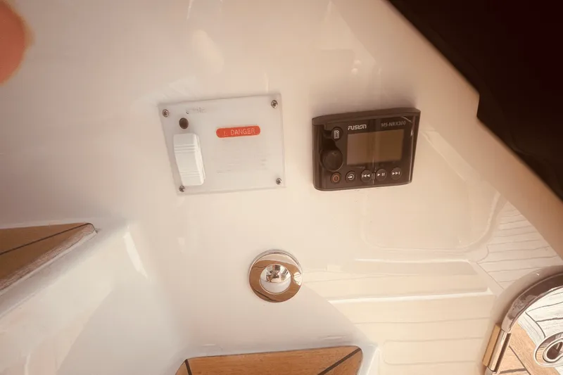 Slide: The Image of Sea Ray 350 SUNDANCER COUPE 2021 - 68