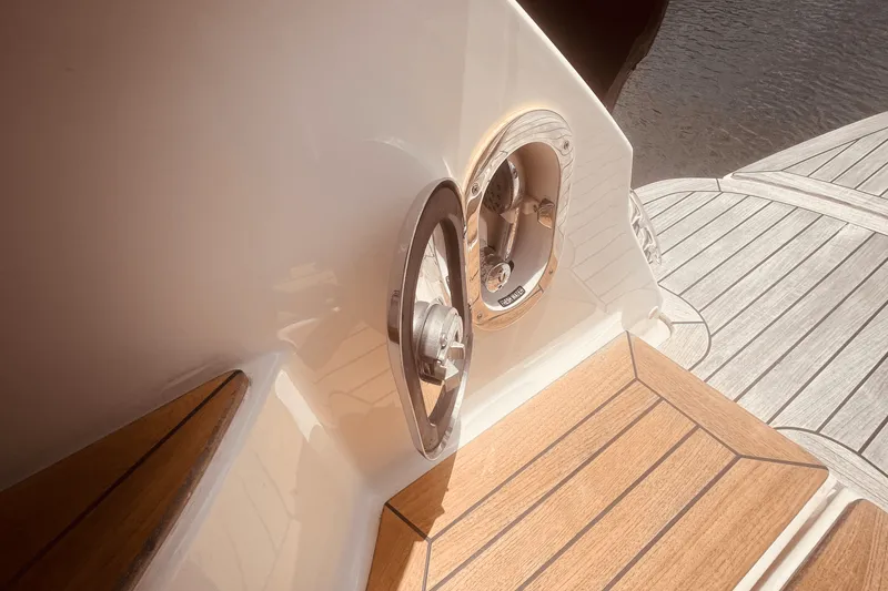 Slide: The Image of Sea Ray 350 SUNDANCER COUPE 2021 - 69