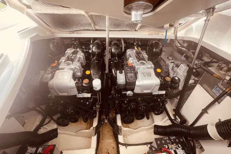 Slide: The Image of Sea Ray 350 SUNDANCER COUPE 2021 - 70