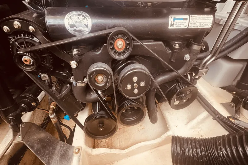 Slide: The Image of Sea Ray 350 SUNDANCER COUPE 2021 - 71