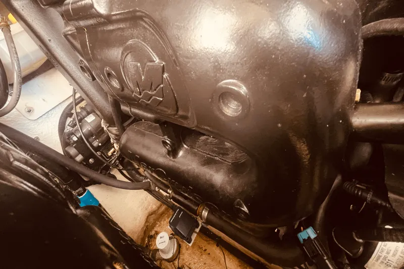 Slide: The Image of Sea Ray 350 SUNDANCER COUPE 2021 - 72