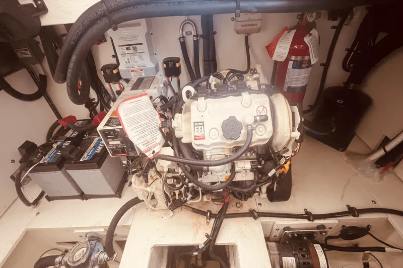 Slide: The Image of Sea Ray 350 SUNDANCER COUPE 2021 - 74