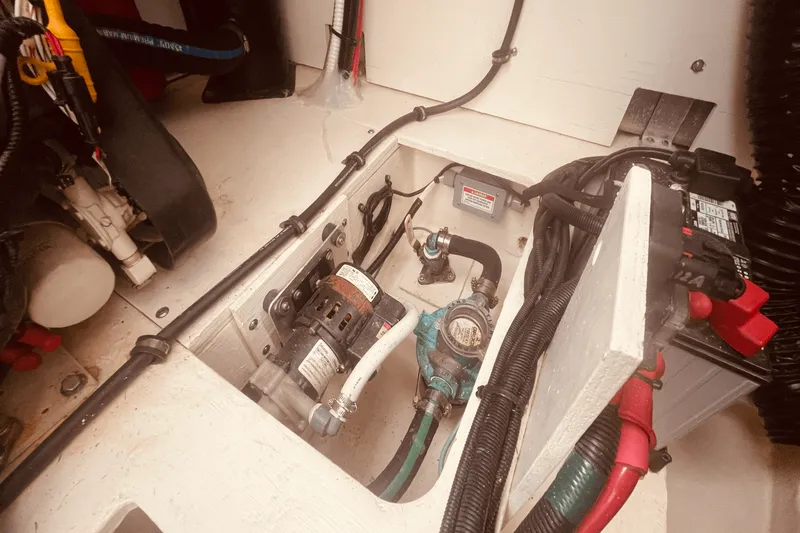 Slide: The Image of Sea Ray 350 SUNDANCER COUPE 2021 - 76