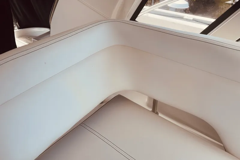 Slide: The Image of Sea Ray 350 SUNDANCER COUPE 2021 - 78