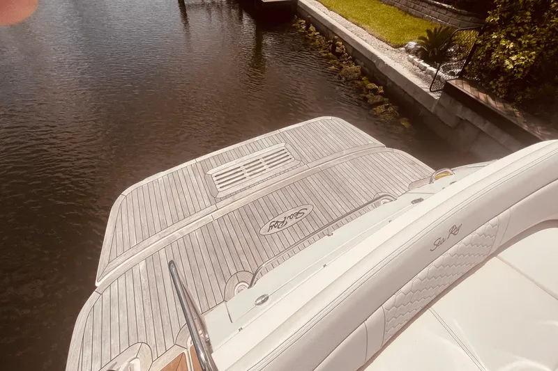 Slide: The Image of Sea Ray 350 SUNDANCER COUPE 2021 - 79