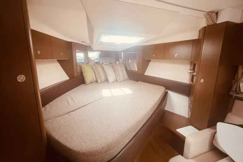 Slide: The Image of Sea Ray 350 SUNDANCER COUPE 2021 - 8