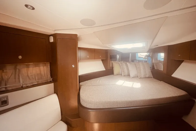 Slide: The Image of Sea Ray 350 SUNDANCER COUPE 2021 - 9