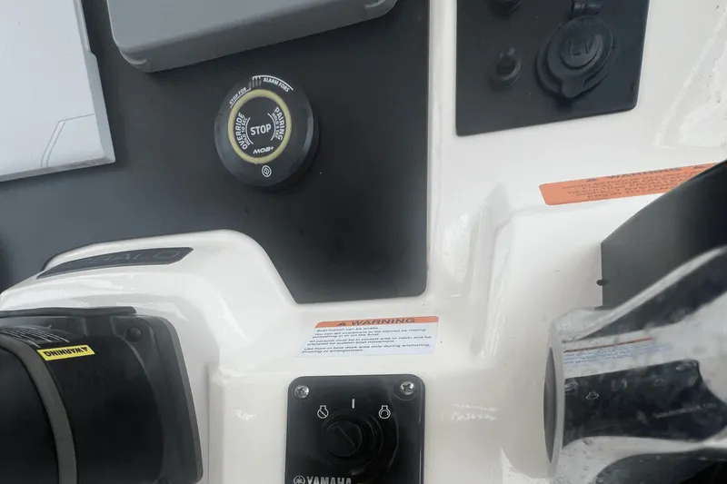 Slide: The Image of Robalo R 200 2023 - 10