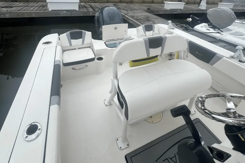 Slide: The Image of Robalo R 200 2023 - 11