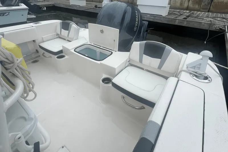 Slide: The Image of Robalo R 200 2023 - 12