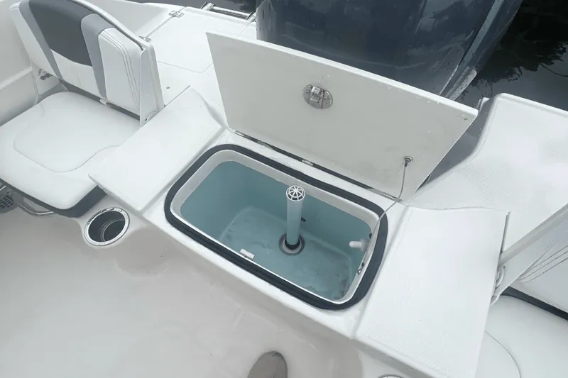 Slide: The Image of Robalo R 200 2023 - 13