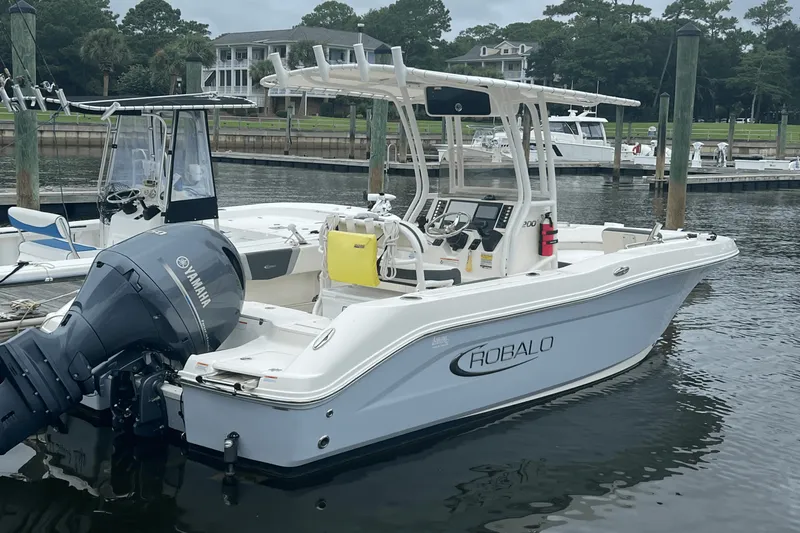 Slide: The Image of Robalo R 200 2023 - 2