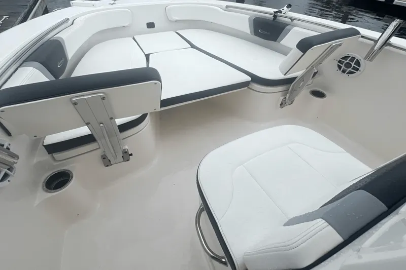 Slide: The Image of Robalo R 200 2023 - 6