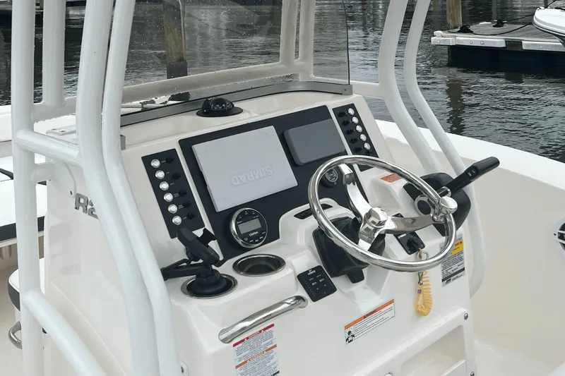 Slide: The Image of Robalo R 200 2023 - 7