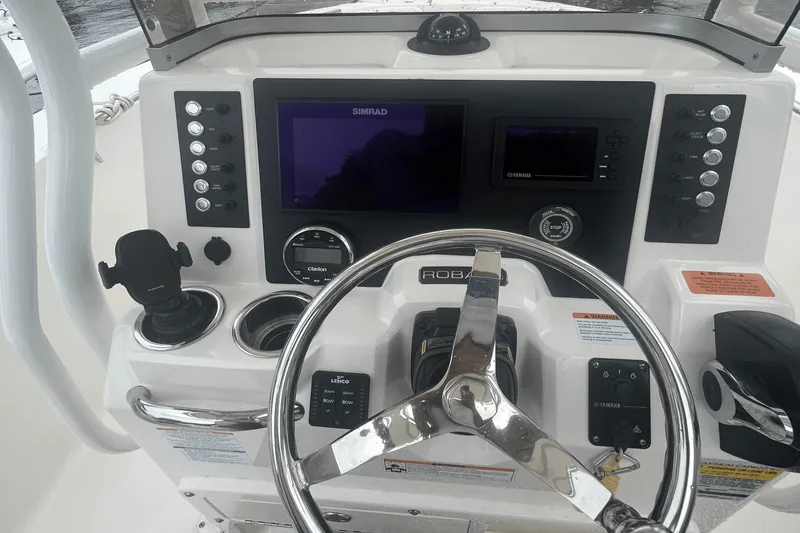 Slide: The Image of Robalo R 200 2023 - 8