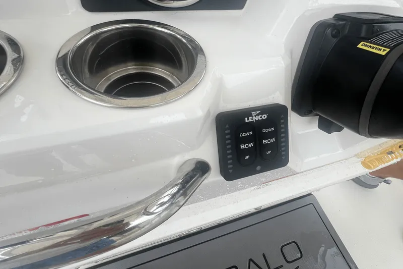 Slide: The Image of Robalo R 200 2023 - 9