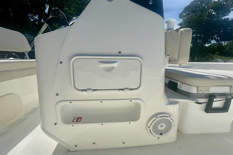 Slide: The Image of Boston Whaler 170 Montauk 2026 - 11