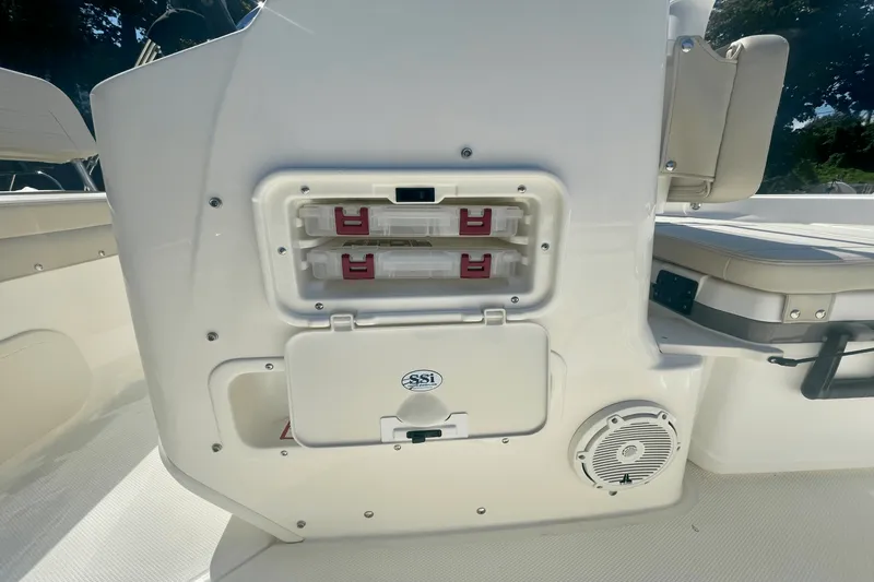 Slide: The Image of Boston Whaler 170 Montauk 2026 - 12