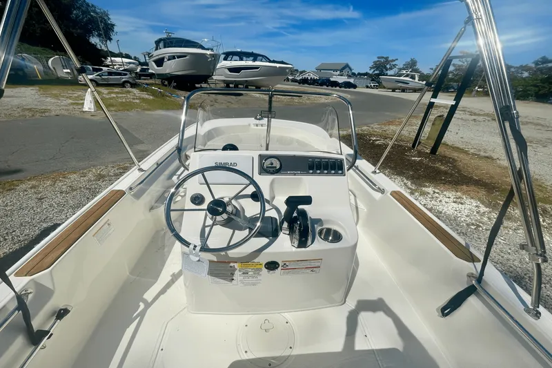 Slide: The Image of Boston Whaler 170 Montauk 2026 - 8