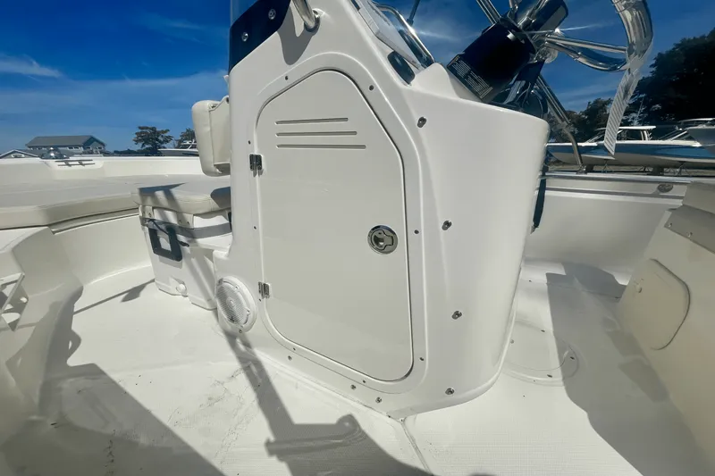Slide: The Image of Boston Whaler 170 Montauk 2026 - 9
