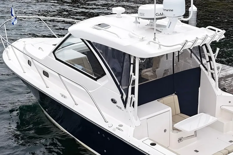 Slide: The Image of Pursuit OS 325 Offshore 2018 - 14