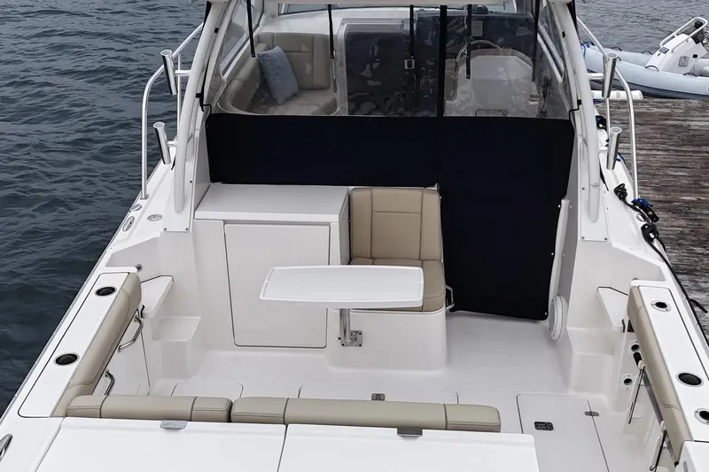 Slide: The Image of Pursuit OS 325 Offshore 2018 - 15