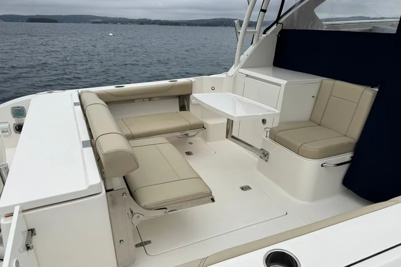 Slide: The Image of Pursuit OS 325 Offshore 2018 - 24