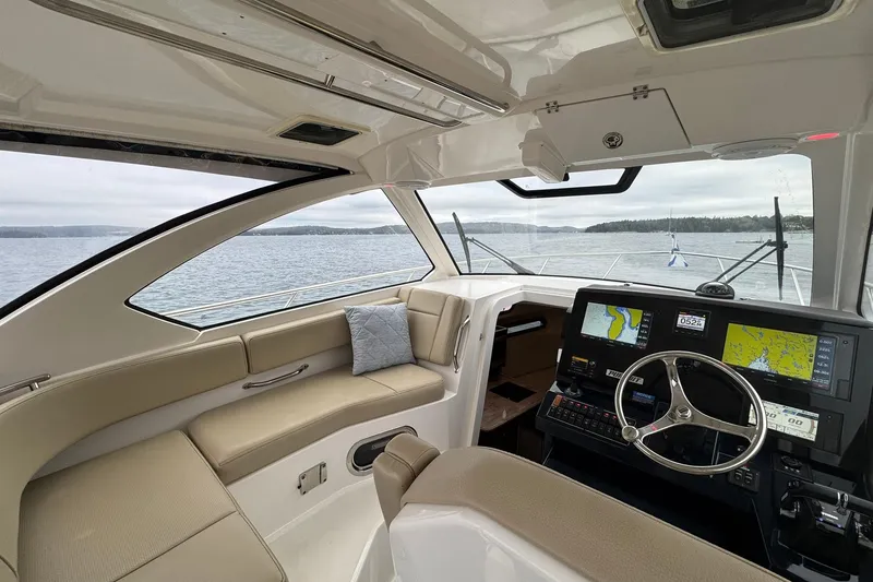 Slide: The Image of Pursuit OS 325 Offshore 2018 - 55