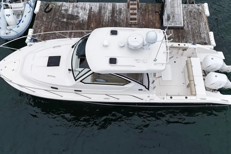 Slide: The Image of Pursuit OS 325 Offshore 2018 - 6