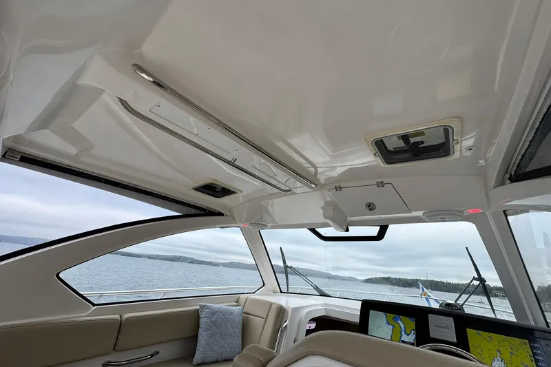 Slide: The Image of Pursuit OS 325 Offshore 2018 - 69