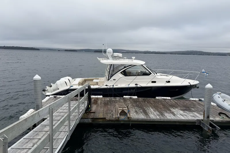 Slide: The Image of Pursuit OS 325 Offshore 2018 - 9