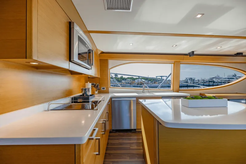 Slide: The Image of Hatteras GT63 2015 - 21