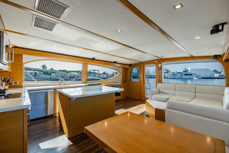 Slide: The Image of Hatteras GT63 2015 - 22