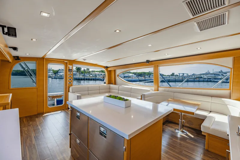 Slide: The Image of Hatteras GT63 2015 - 23