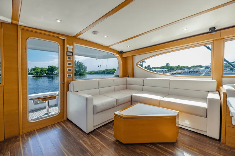 Slide: The Image of Hatteras GT63 2015 - 26