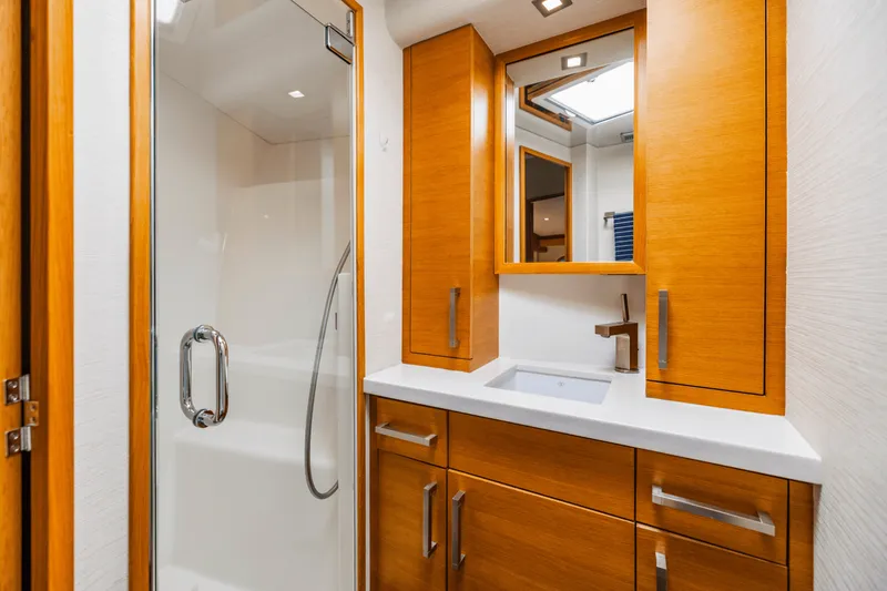 Slide: The Image of Hatteras GT63 2015 - 32