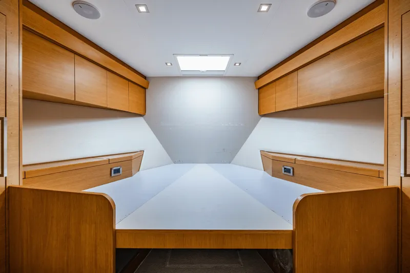 Slide: The Image of Hatteras GT63 2015 - 33