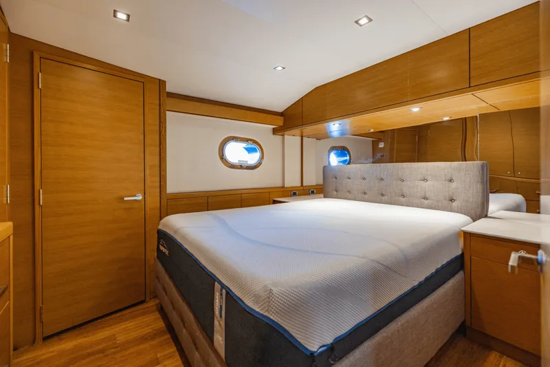 Slide: The Image of Hatteras GT63 2015 - 40