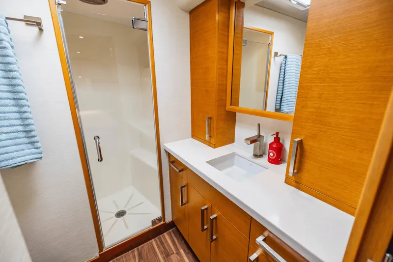 Slide: The Image of Hatteras GT63 2015 - 44