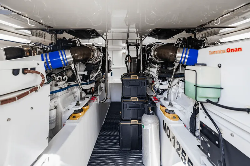 Slide: The Image of Hatteras GT63 2015 - 77