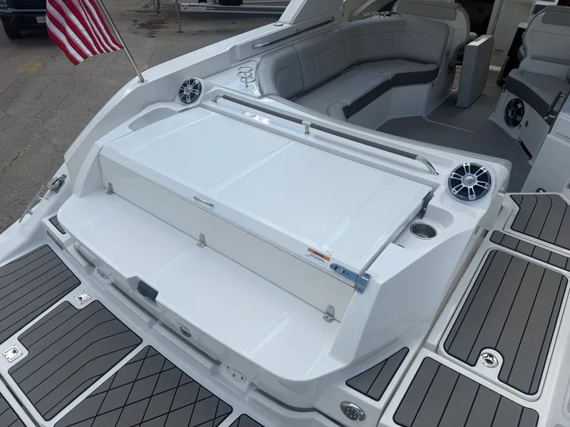 Slide: The Image of Sea Ray SLX 350 2025 - 8