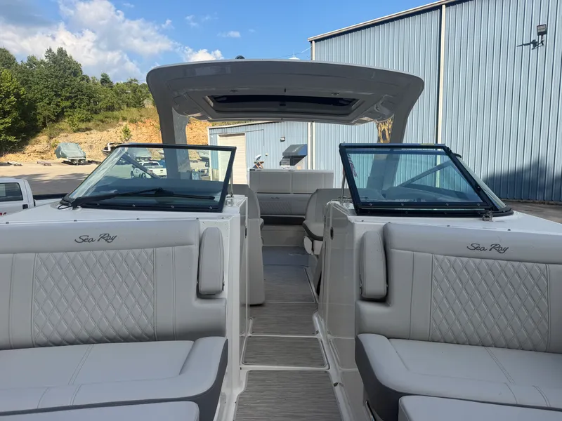 Slide: The Image of Sea Ray SLX 350 2025 - 25
