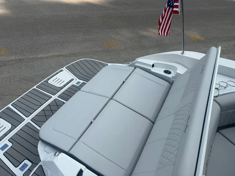 Slide: The Image of Sea Ray SLX 350 2025 - 10