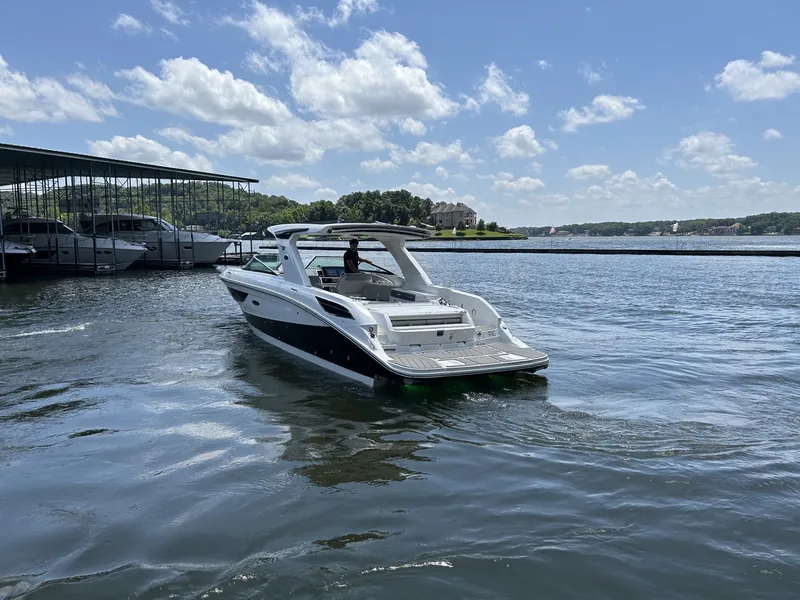 Slide: The Image of Sea Ray SLX 350 2025 - 2