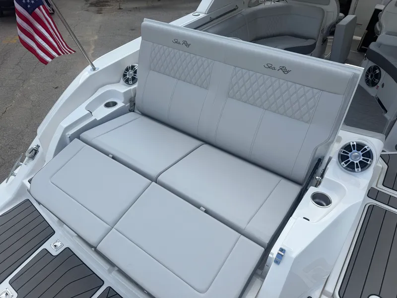 Slide: The Image of Sea Ray SLX 350 2025 - 9